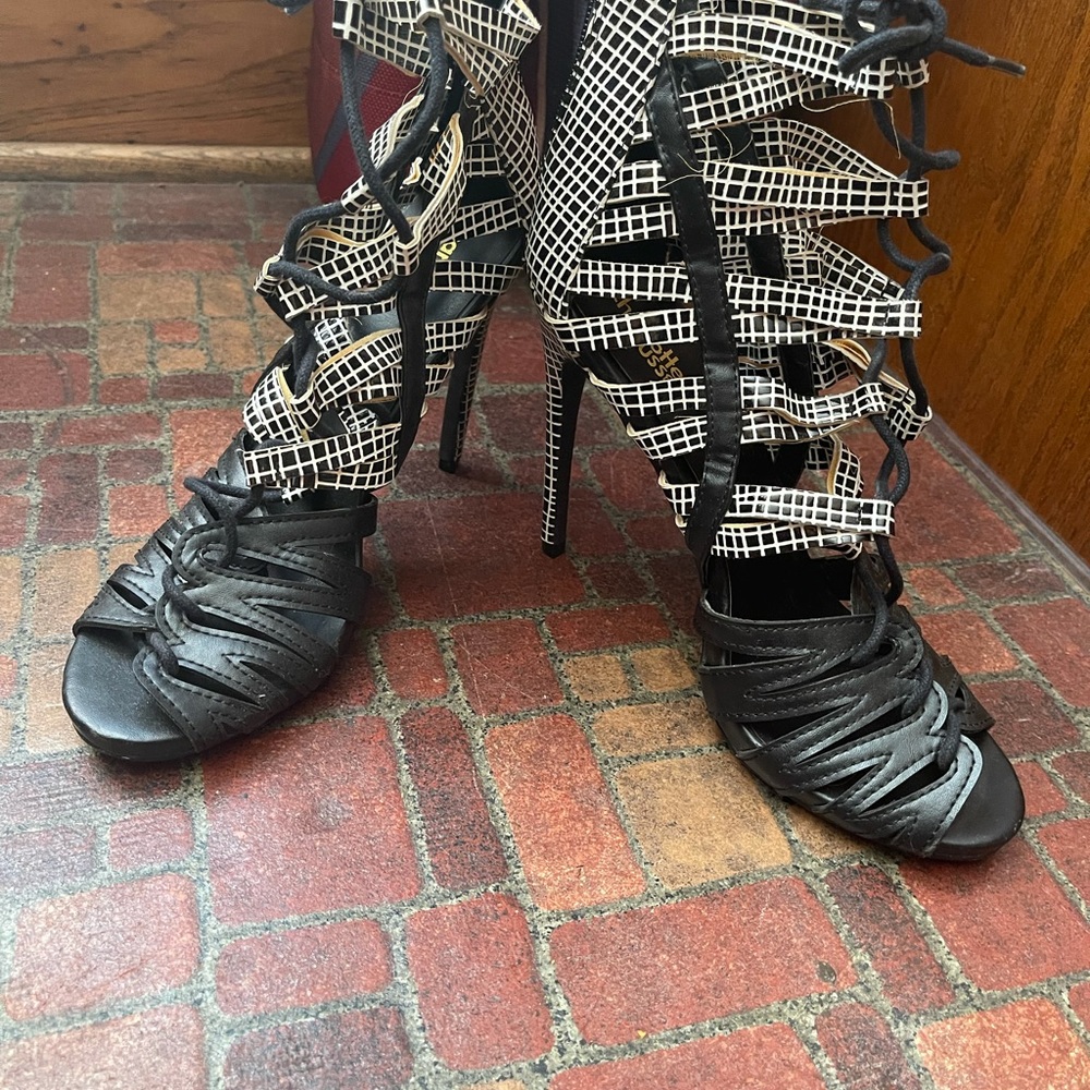 Heelssss - Picture 2 of 4